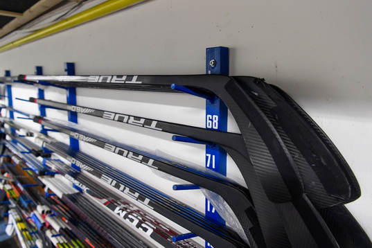 Jaromir Jagrs klubbor hänger på väggen