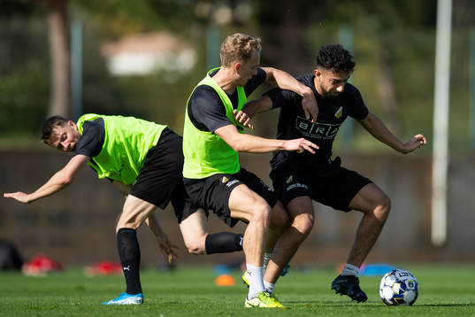 Häckens Gustav Berggren och Daleho Irandust i kamp