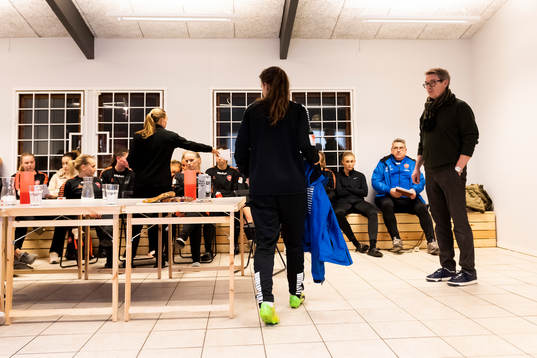 Limhamn Bunkeflos ordförande Robert Lenir och tränare Renée Slegers (vänd ryggen)