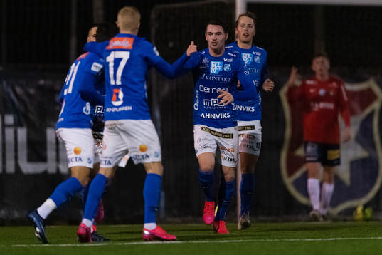 Norrbys Rasmus Örqvist jublar med lagkamrater efter att han gjort 2-2