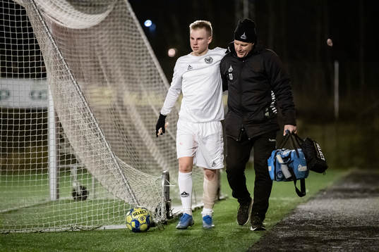 Kalmars Isak Jansson  lämnar planen skadad