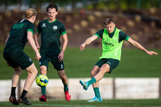 Hammarbys Oscar Krusnell skjuter ett skott