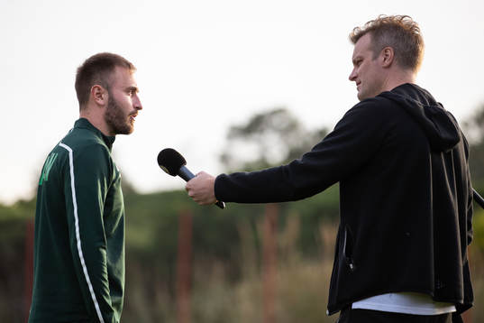 Hammarbys Muamer Tankovic intervjuas av Hammarbys informationsansvarige Love Gustafsson