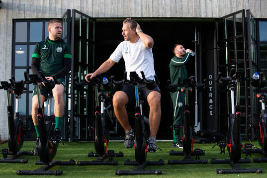 Hammarbys Darijan Bojanic och sportchef Jesper Jansson på träningscyklar