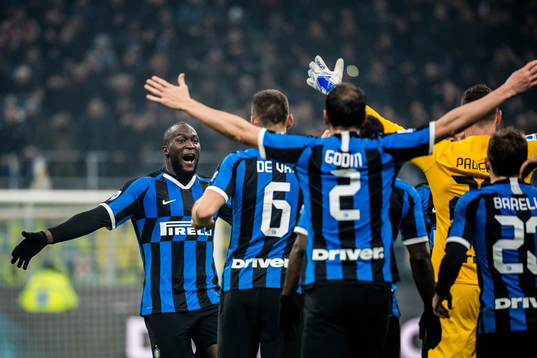 Romelu Lukaku of Inter celebrate with teammates