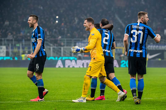 Stefan de Vrij and goalkeeper Daniele Padelli of Inter celebrate