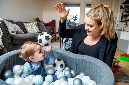 Hilda Carlén var landslagsmålvakt i fotboll men valde familjelivet. Hemma med sonen den 10 februari 2020 i Tygelsjö.