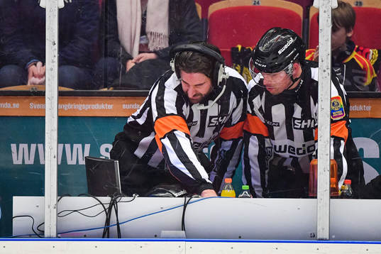 Domarna Mikael Sjöqvist och Johan Magnusson ringer på