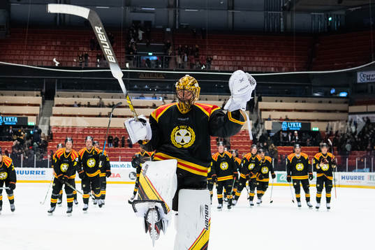 Brynäs målvakt Samuel Ersson jublar