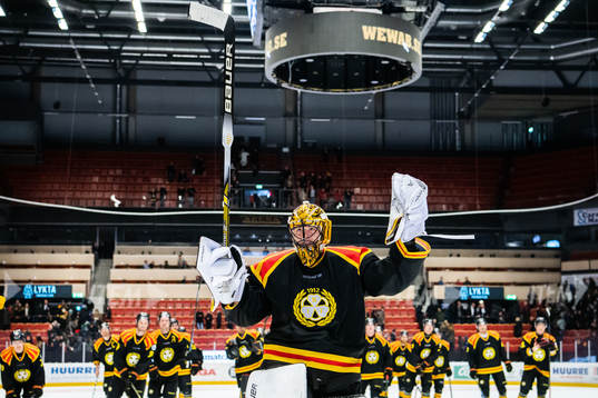 Brynäs målvakt Samuel Ersson jublar