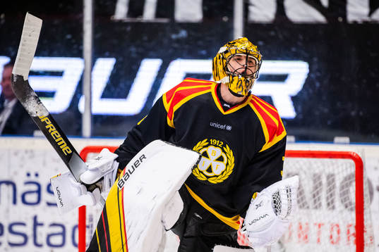 Brynäs målvakt Samuel Ersson jublar