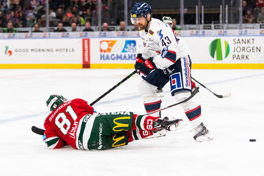 Frölundas Ryan Lasch tacklas av Linköpings Nichlas Hardt