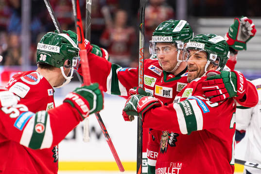 Frölundas Johan Sundström jublar med målskytten till 1-1