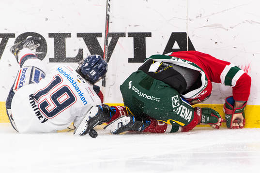 Frölundas Viktor Ekbom åker in i sargen