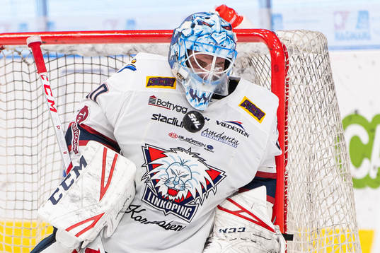 Linköpings målvakt Jonas Gustavsson räddar ett skott