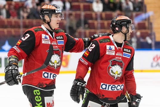 Malmö Redhawks Fredrik Händemark jublar med Niklas Arell