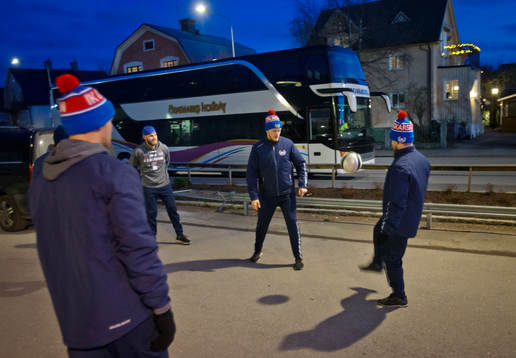 Oskarshamnsspelarna värmer upp med fotboll