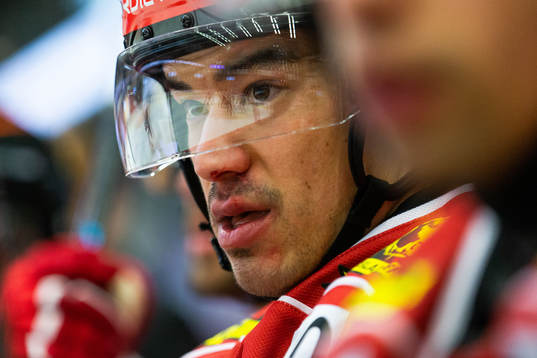 Örebros Shane Harper blöder från näsan