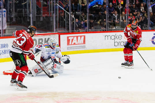 Örebros Sakari Salminen och Daniel Muzito Bagenda framför