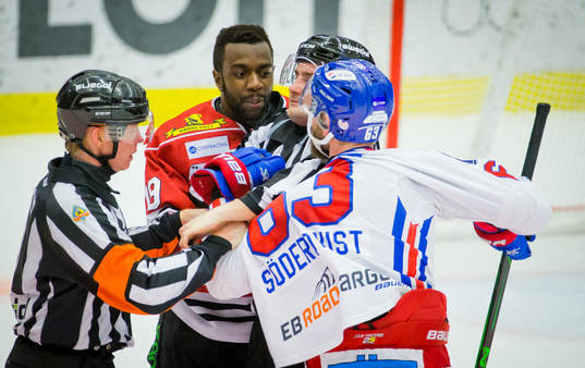 Örebros Daniel Muzito Bagenda och Oskarshamns Robin