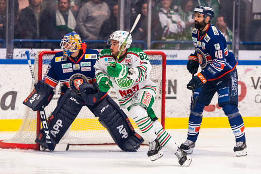 Rögles Chris Desousa framför Växjös målvakt Viktor