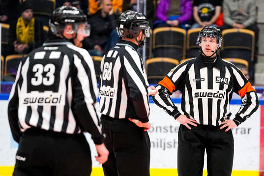 Linjedomare Emil Yletyinen, domare Mikael Andersson och