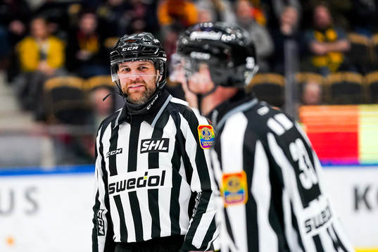 Linjedomare Emil Yletyinen och linjedomare Johannes Käck