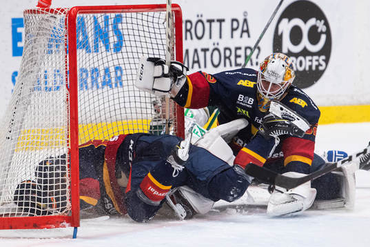 Djurgårdens Michael Haga kör in i målet vid målvakt