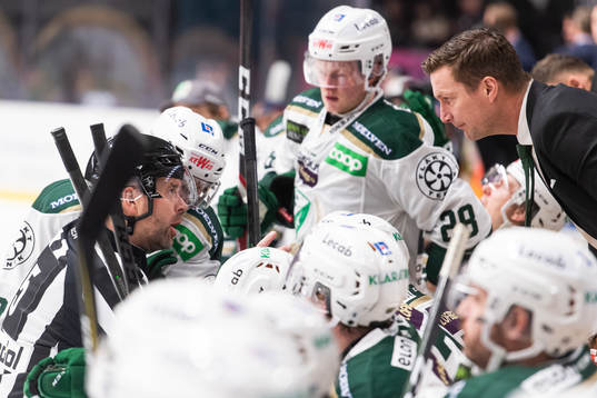 Domare Patrik Sjöberg samtalar med Färjestads