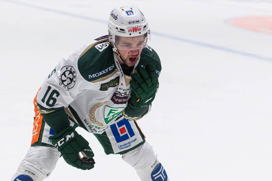 Färjestads Lucas Ekeståhl-Jonsson blöder från ansiktet