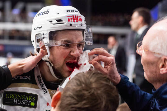 Färjestads Lucas Ekeståhl-Jonsson får vård i båset