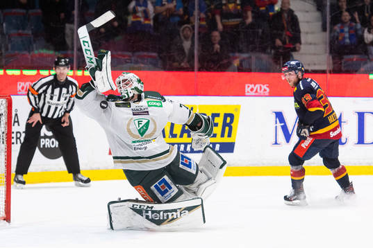Färjestads målvakt Arvid Holm räddar straff från