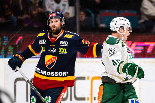 Djurgårdens Dick Axelsson och Färjestads Michael Latta
