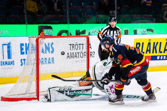 Djurgårdens Linus Hultström gör mål på straff bakom