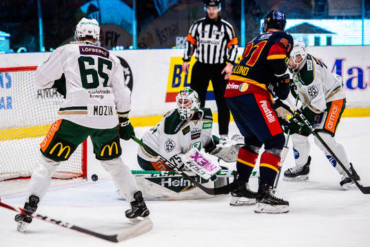 Djurgårdens Linus Hultström , ej i bild, gör 4-4 bakom