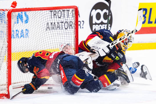 Djurgårdens Michael Haga kolliderar med målvakt Karri