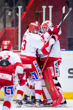 Timrås målvakt Victor Brattström kramas om av Timrås