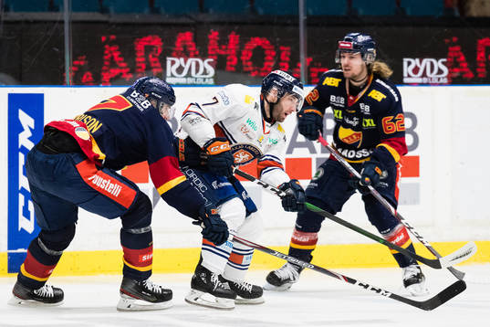 Djurgårdens Jason Garrison och Manuel Ågren i kamp om