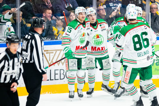 Rögles Simon Ryfors, Daniel Bertov med lagkamrater jublar