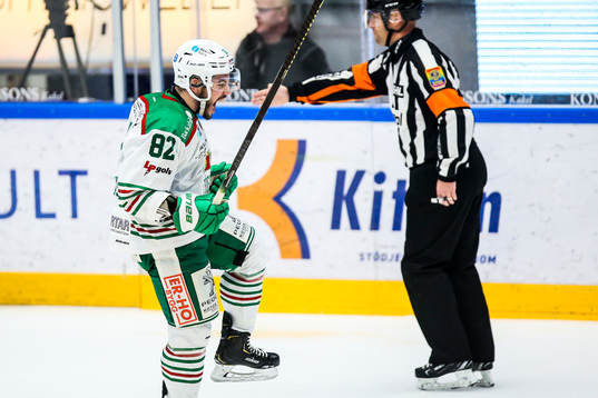 Rögles Chris Desousa jublar