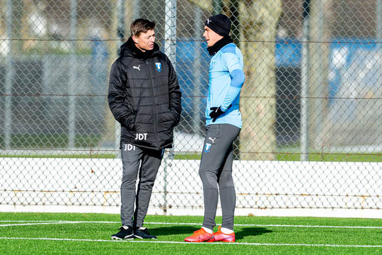 Malmö FFs tränare Jon Dahl Tomasson i samtal med Tim Prica