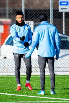Malmö FFs Romain Gall i samtal med Fouad Bachirou