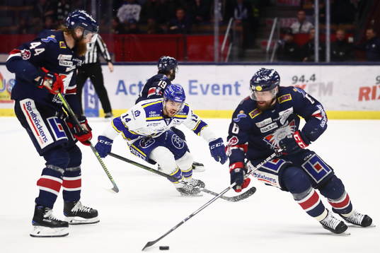 Leksands Oskar Lang jagar pucken