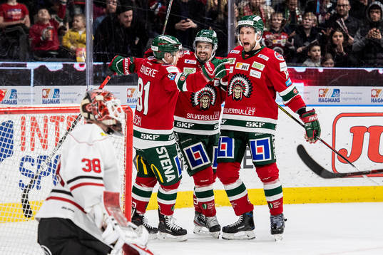 Frölundas Viktor Ekbom jublar med lagkamrater