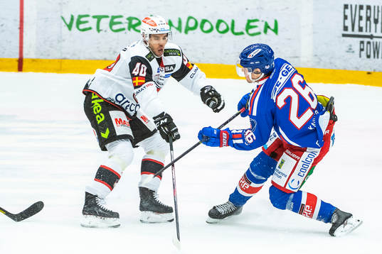 Oskarshamns Filip Karlsson och Malmö Redhawks Jesper Jensen