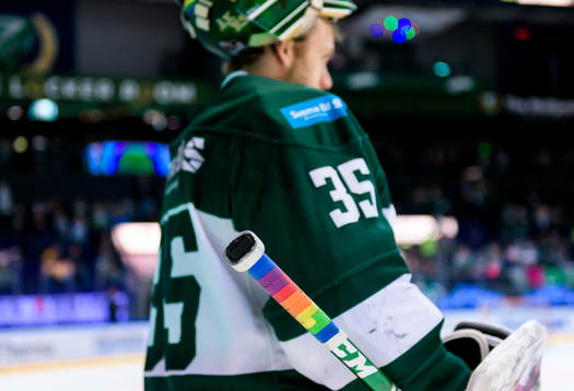 Färjestads målvakt Markus Svensson har regnbågsfärger