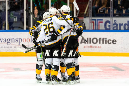 Skellefteås Niclas Burström jublar med lagkamrater