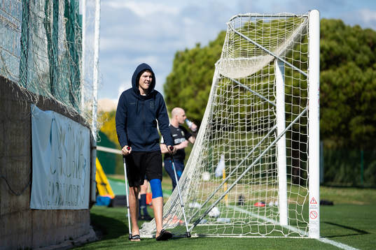 IFK Göteborgs Emil Holm på kryckor