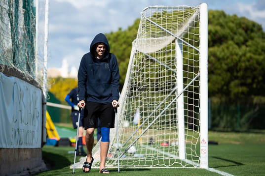 IFK Göteborgs Emil Holm på kryckor