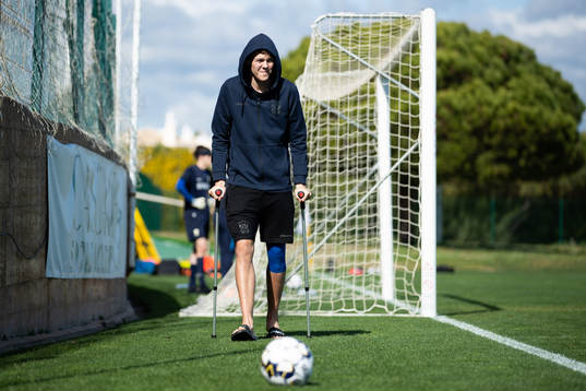 IFK Göteborgs Emil Holm på kryckor
